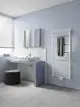 Kermi-Heizkörper, vertikal montiert, mit Längsrippen in einem modernen Badezimmer mit hellen Wänden und einem minimalistischen Waschbereich.